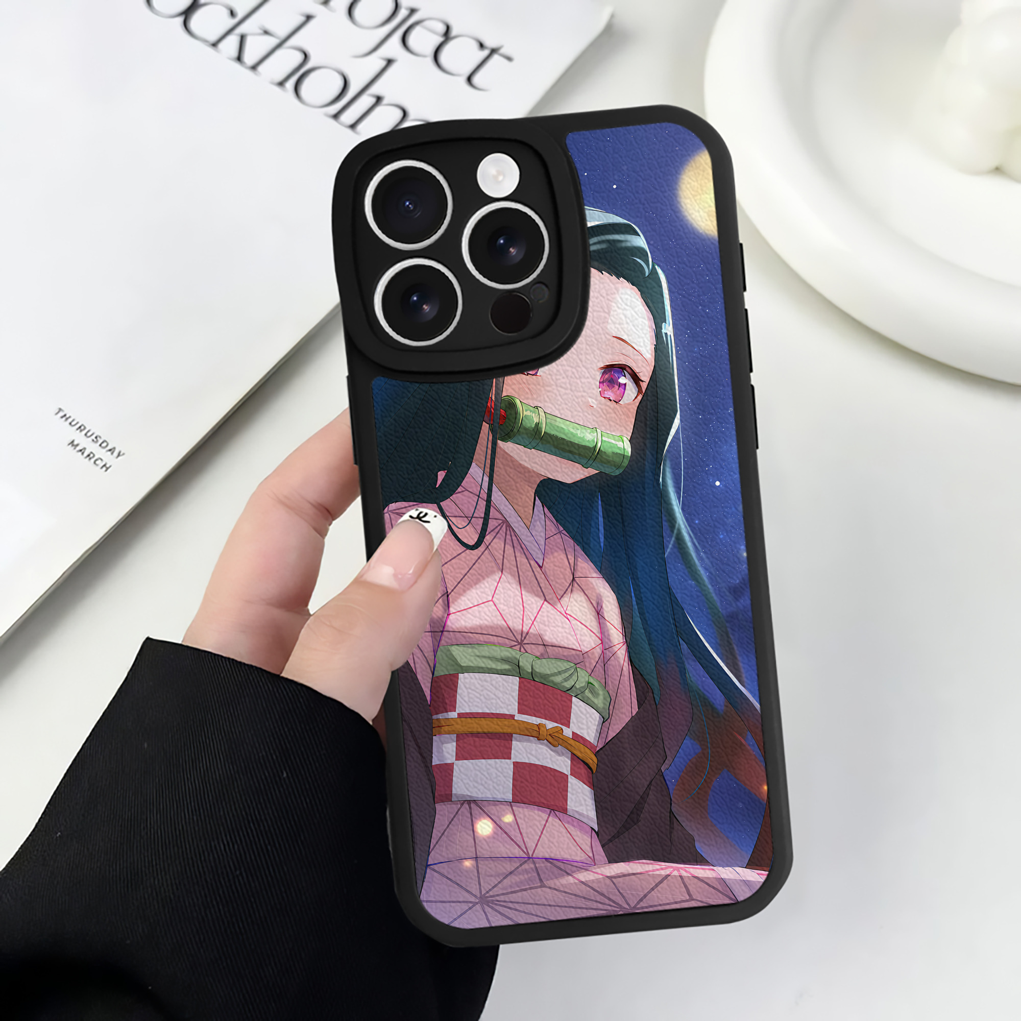 （画像用） 鬼滅の刃（きめつのやいば）竈門 禰󠄀豆子／かまど ねずこ Kamado Nezuko 【iPhone 16シリーズ対応】シリコンスマホケース（レザー調） 材質：シリコン
